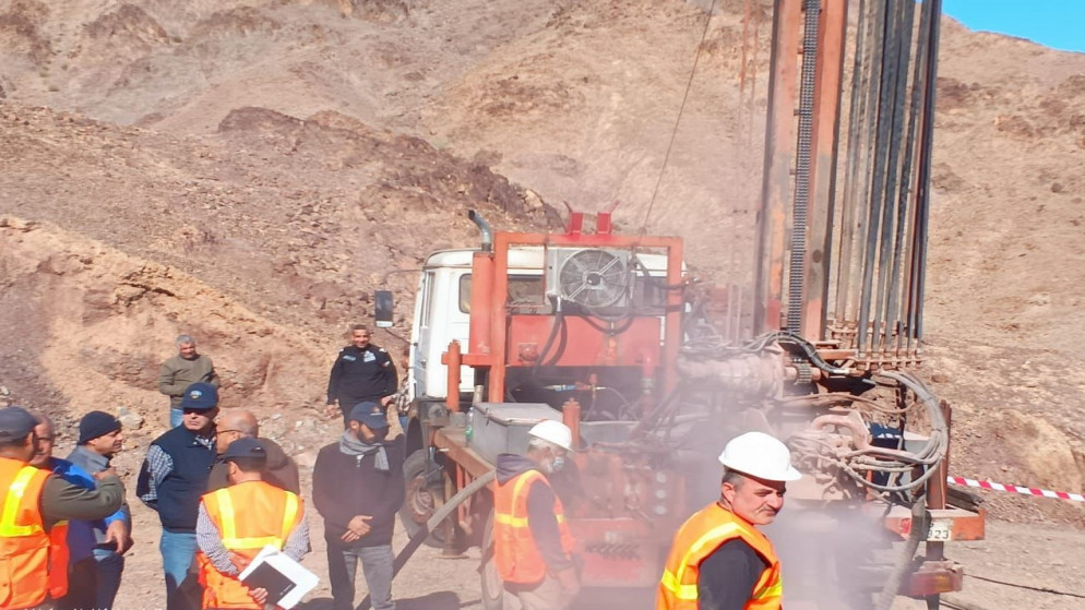 صورة ارشيفية لوزير الطاقة والثروة المعدنية صالح الخرابشة خلال تفقده مشاريع التعدين والتنقيب عن الثروات المعدنية في جنوب الأردن. (وزارة الطاقة)
