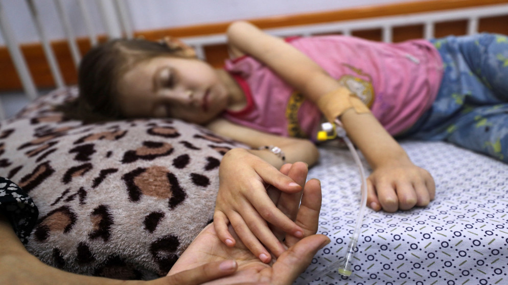طفلة فلسطينية تعاني من التجويع نتيجة نقص التغذية في غزة. (رويترز)