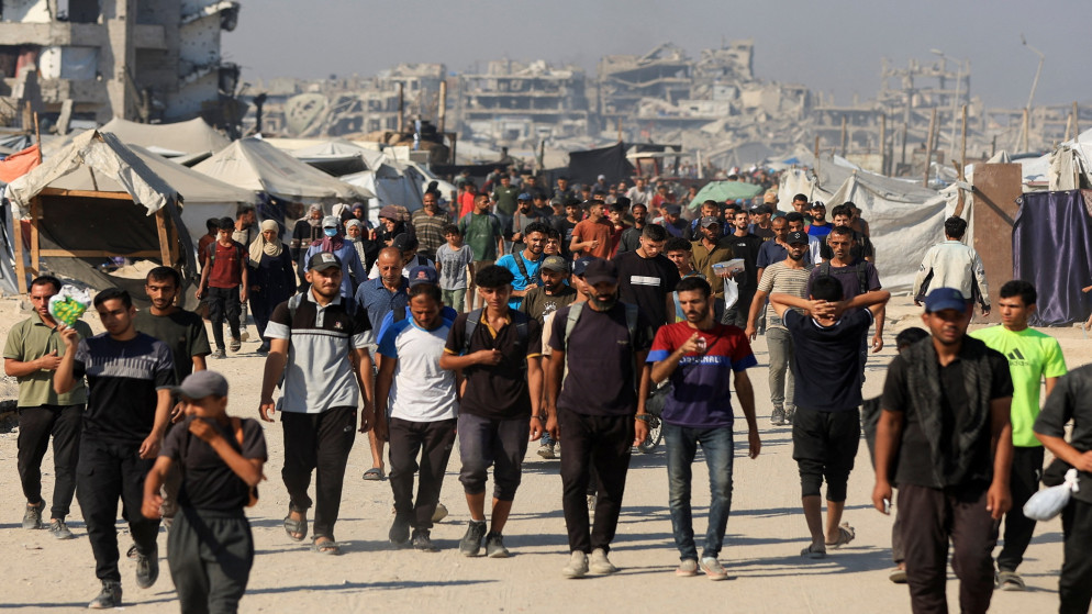 فلسطينيون يتجمعون في انتظار دخول المساعدات إلى غزة، في شمال قطاع غزة، 27 يوليو/تموز 2025. (رويترز)
