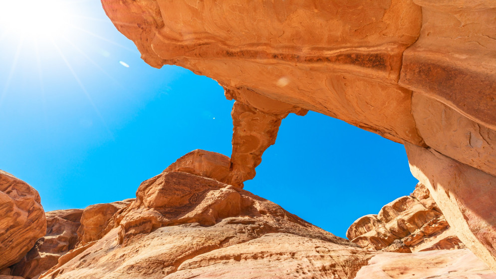 جسر صخري في صحراء وادي رم جنوبي الأردن خلال أجواء حارة. (istockphoto)