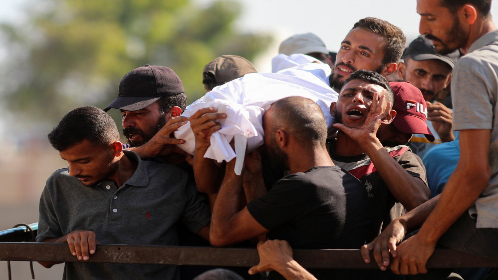 فلسطينون يشيعون شهيدا في غزة. (رويترز)