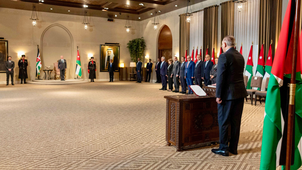 وزير يؤدي اليمين الدستوري أمام جلالة الملك عبد الله الثاني في قصر الحسينية. (الديوان الملكي الهاشمي)