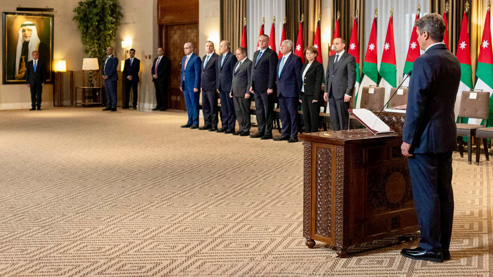 الوزراء الجدد يؤدي اليمين الدستوري أمام جلالة الملك عبد الله الثاني في قصر الحسينية. (الديوان الملكي الهاشمي)