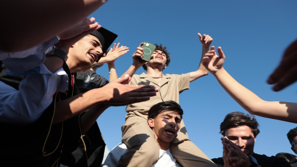 صورة أرشيفية لشباب يحتفلون عقب إعلان نتائج الثانوية العامة. (المملكة)