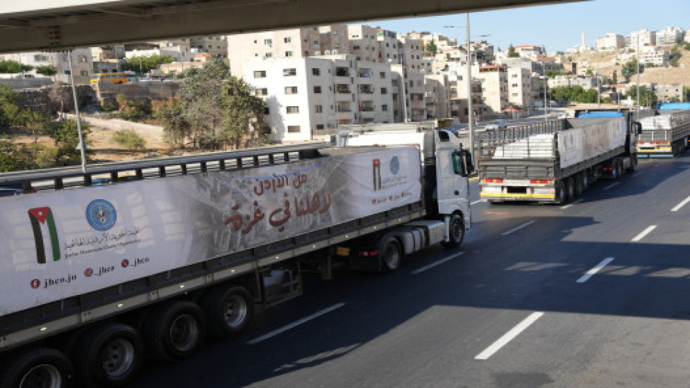 شاحنات تحمل مساعدات إنسانية في طريقها من الأردن إلى قطاع غزة. (الهيئة الخيرية الهاشمية)