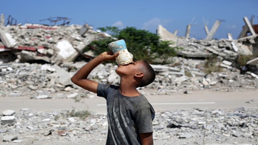 فتى فلسطيني بالقرب من مخيم النصيرات للاجئين في وسط قطاع غزة في 2 آب 2025. (أ ف ب)