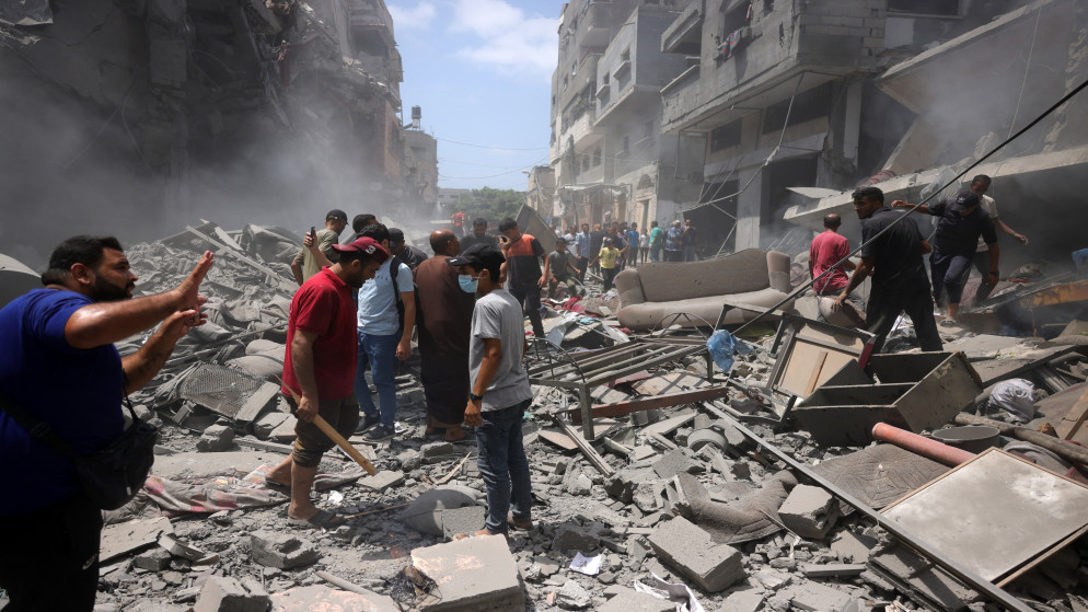 فلسطينيون وسط الدمار الذي خلفته الغارة الإسرائيلية على حي الزيتون جنوب مدينة غزة في 8 آب 2025. (أ ف ب)