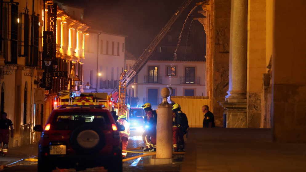 يعمل رجال الإطفاء على إخماد حريق اندلع في المسجد التاريخي الذي حُوّل إلى كاتدرائية بمدينة قرطبة جنوبي إسبانيا، 8 آب 2025. (أ ف ب)