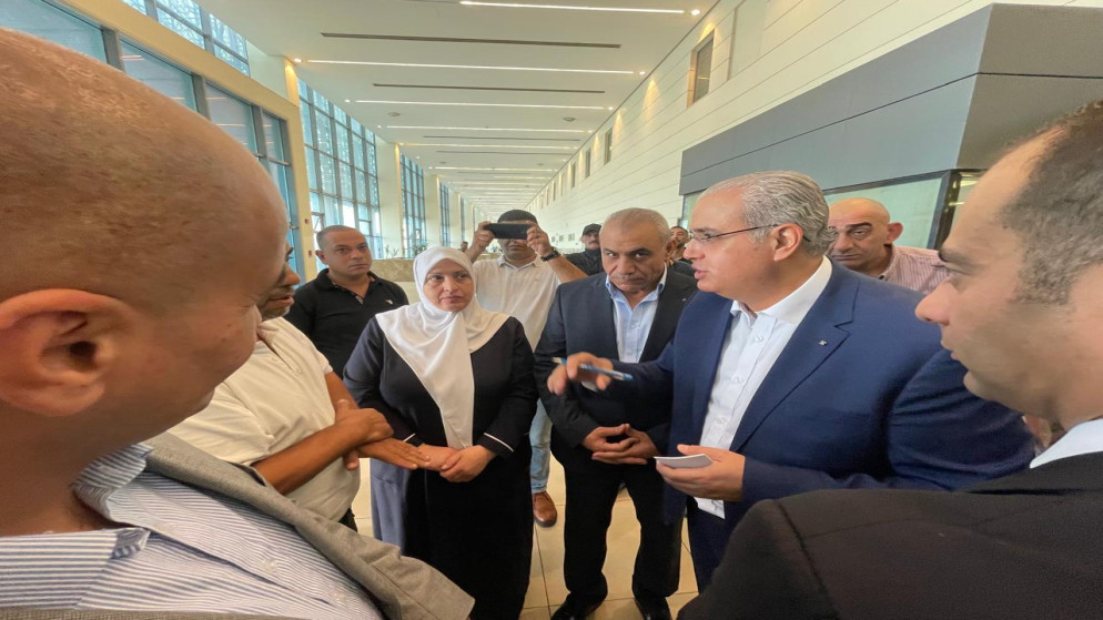وزير الصحة إبراهيم البدور يستمع إلى ملاحظات مراجعين في مستشفى البشير. 9 آب 2025. (وزارة الصحة)