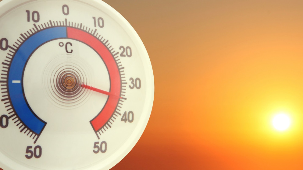صورة توضيحية لميزان يظهر درجات حرارة تفوق الـ 40 درجة مئوية. (istockphoto)