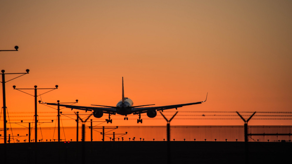 طائرة تحط في مطار. (istockphoto)