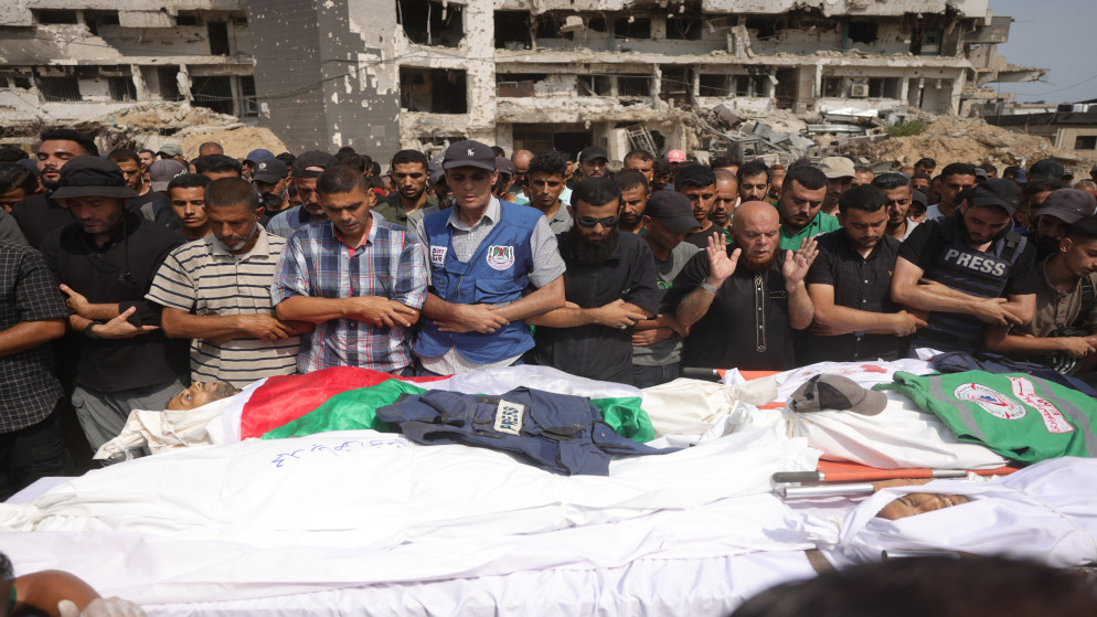 الصلاة على صحفيين ومسعفين استشهدوا في غارة إسرائيلية ليلية، خارج مستشفى الشفاء في مدينة غزة، 11 آب 2025.