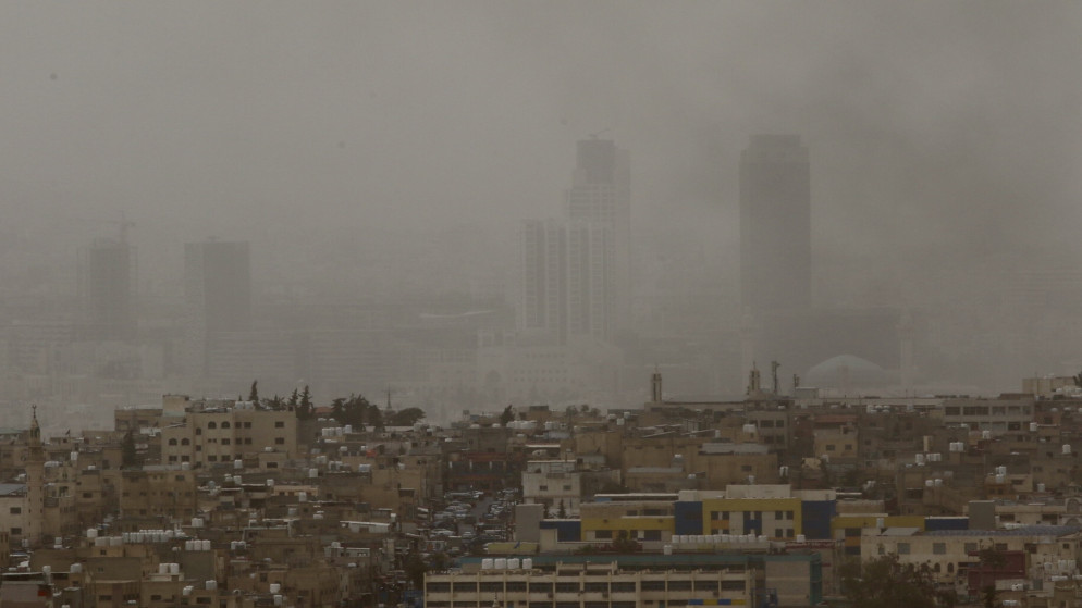 صورة أرشيفية لطقس مغبر من العاصمة عمّان. (المملكة)