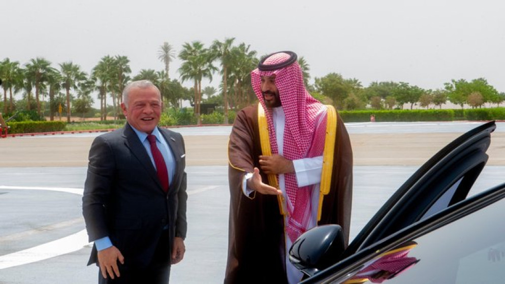 جلالة الملك عبدالله الثاني ابن الحسين وفي استقباله ولي العهد السعودي الأمير محمد بن سلمان بن عبدالعزيز آل سعود، في نيوم بالسعودية. (واس)