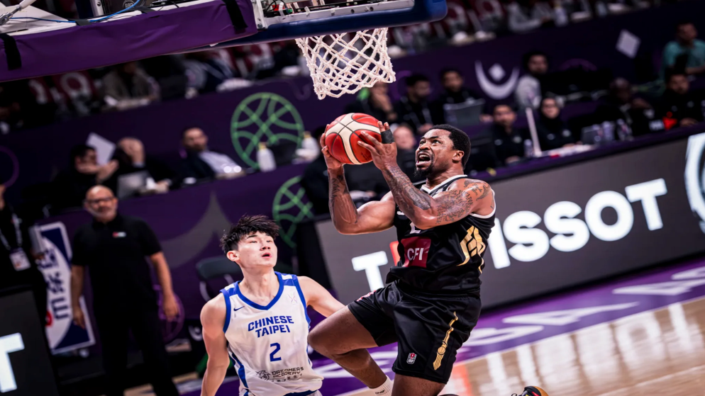 المنتخب الوطني لكرة السلة خلال مباراته مع منتخب الصين تايبيه. (اللجنة الأولمبية الأردنية)