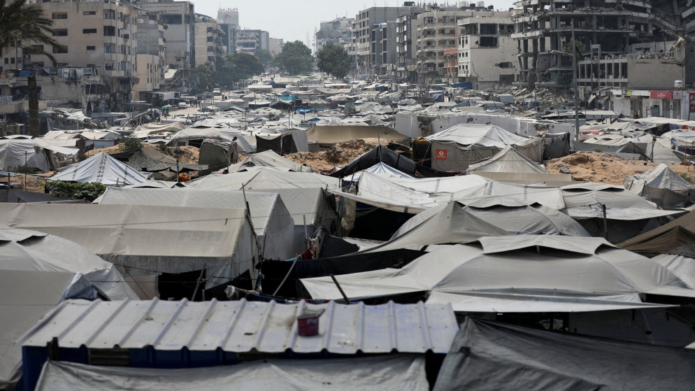 خيم للنازحين في مدينة غزة هربا من القصف الإسرائيلي على منازل المدنيين. 8 آب 2025. (رويترز)