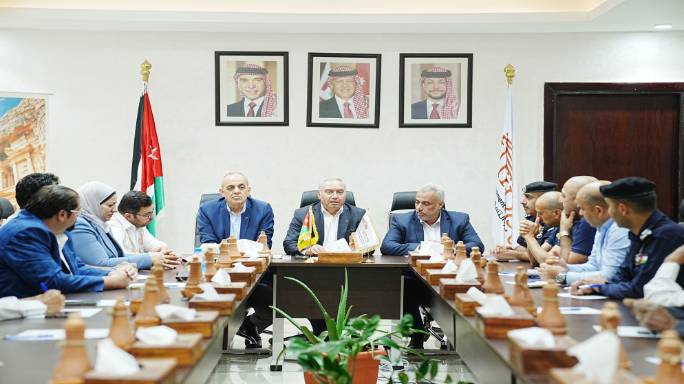 وزير السياحة والآثار  عماد حجازين ورئيس مجلس مفوضي سلطة إقليم البترا التنموي السياحي فارس البريزات، ومدير عام دائرة الآثار العامة فوزي أبو دنة  خلال لقاء عدد من وجهاء لواء البترا. (سلطة إقليم البترا)