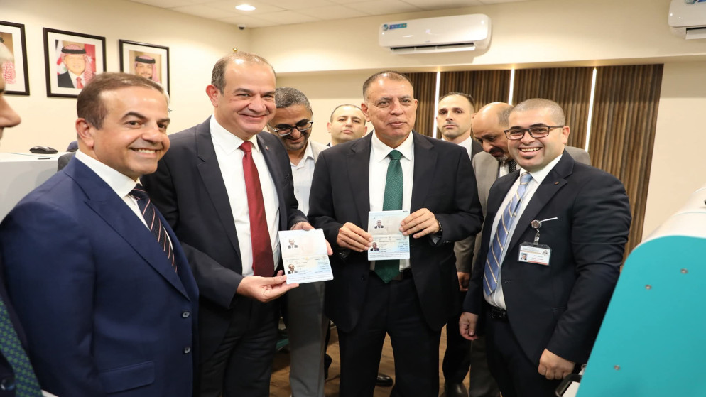 وزير الداخلية مازن الفراية، وبحضور وزير الاقتصاد الرقمي والريادة سامي سميرات ومدير عام دائرة الأحوال المدنية والجوازات غيث الطيب