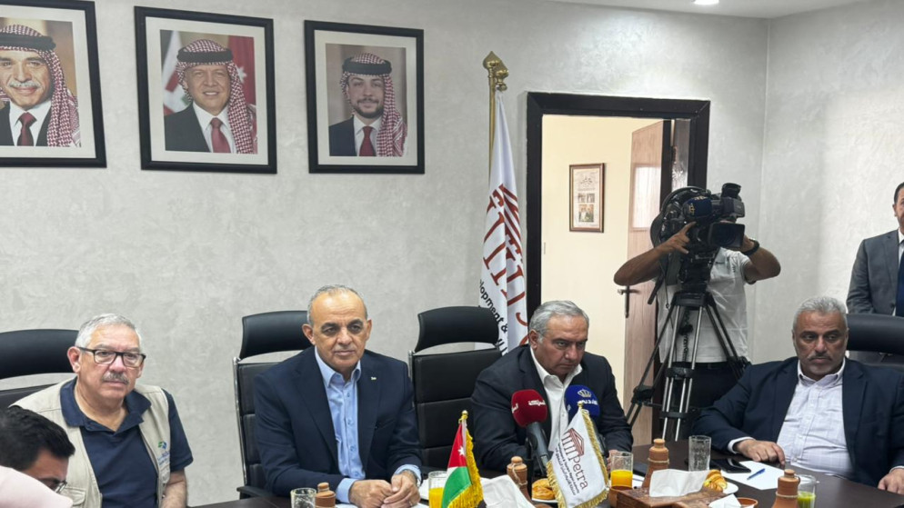 جانب من لقاء وزير السياحة في البترا بالجميعات السياحية لبحث تحديات القطاع. (المملكة)