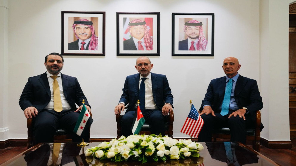 الصفدي يستقبل نظيره السوري (يسار) والمبعوث الأميركي الخاص لسوريا توماس بارِك (يمين).