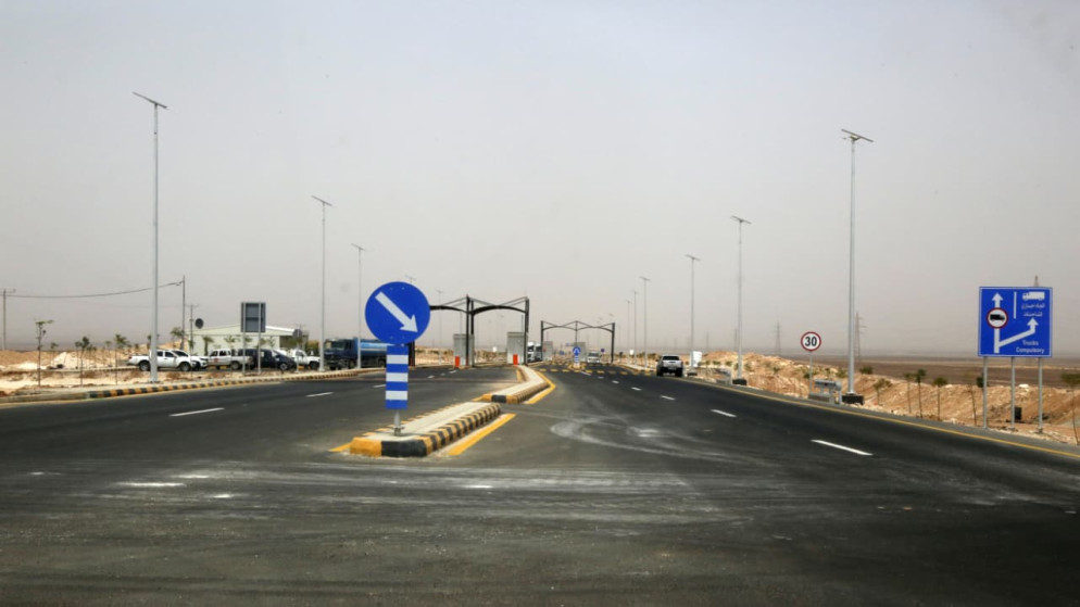 طريق ستاد كرة القدم الجديد في لواء الموقر