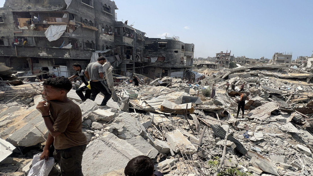 طفل يتجول على أنقاض المأساة. (أ ف ب)