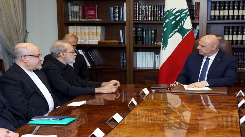 الأمين العام للمجلس الأعلى للأمن القومي الإيراني علي لاريجاني يلتقي الرئيس اللبناني جوزيف عون في القصر الرئاسي في بعبدا، لبنان، في هذه الصورة المنشورة في 13 آب 2025.(رويترز)