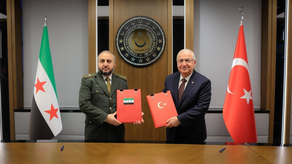 وزير الدفاع السوري اللواء مرهف أبو قصرة برفقة وزير الدفاع التركي يشار غولر (وزارة الدفاع السورية).