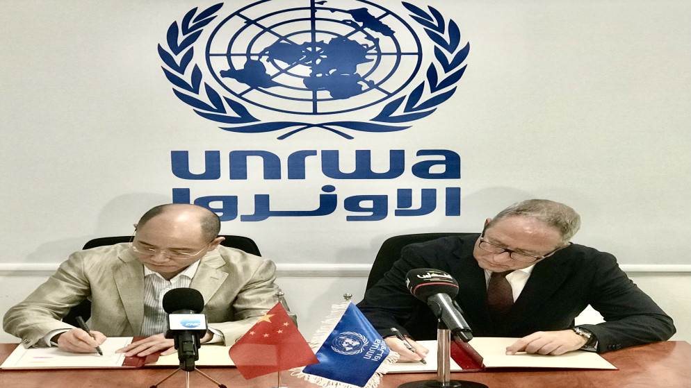سفير الصين لدى فلسطين تشنغ جيشين (يسار) خلال توقيع المنحة السنوية لوكالة الغوث وتشغيل اللاجئين الفلسطينيين "الأونروا" مع مدير الشراكات في دائرة العلاقات الخارجية بالأونروا كريم عامر.