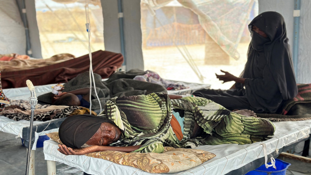 سودانيون يتلقون العلاج في أحد مستشفيات السودان. (أ ف ب)
