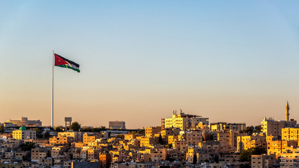 منظر عام للعاصمة عمّان وللعلم الأردني. (istockphoto)