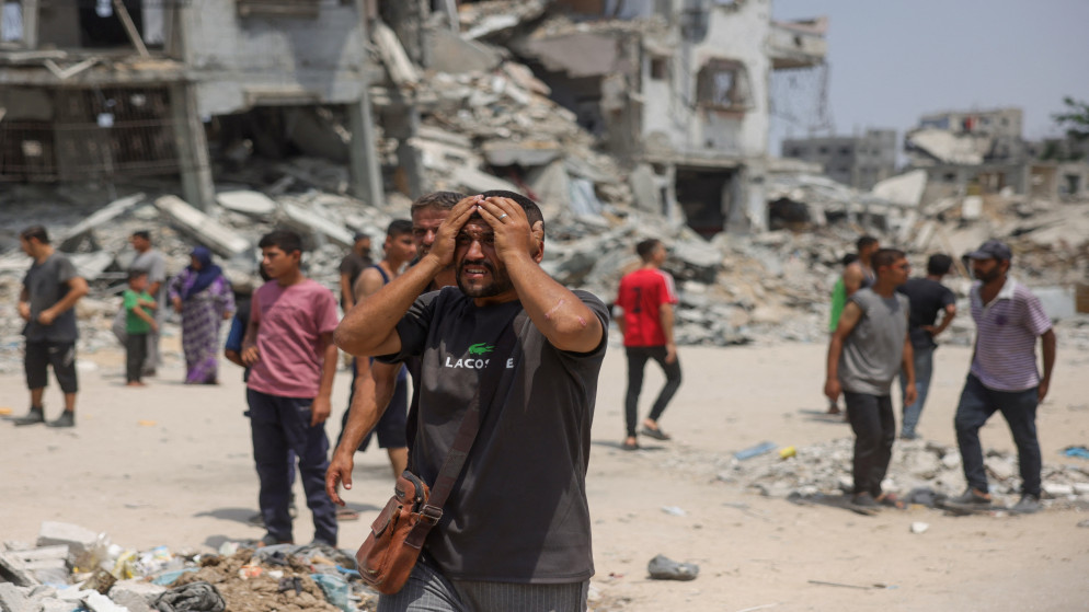 فلسطينيون في حي الصفطاوي غرب جباليا في شمال قطاع غزة في 13 آب 2025. (أ ف ب)