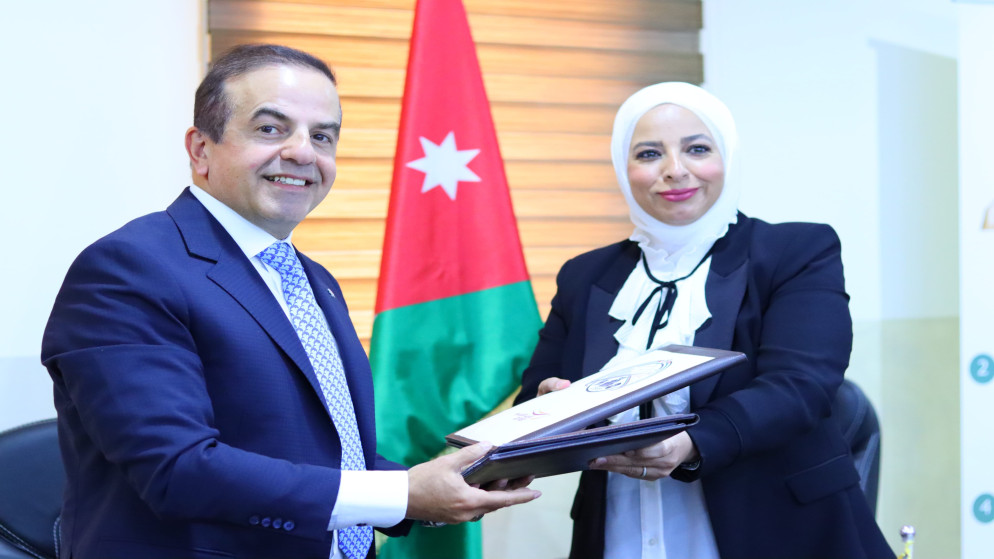 مدير عام دائرة الأحوال المدنية والجوازات غيث غازي الطيب والمديرة العامة لشركة البريد الأردني هنادي الطيب. (الأحوال المدنية)