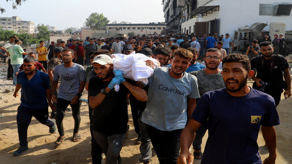 فلسطينيون يشيعون شهيدًا  في مدينة غزة، 14 آب 2025. (رويترز)