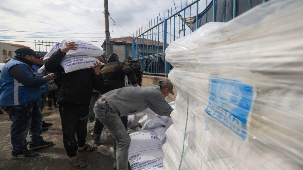نازحون فلسطينيون يتلقون مساعدات غذائية في مركز يتبع لوكالة الأونروا في رفح في جنوب قطاع غزة، 28 كانون الثاني/يناير 2024. (أ ف ب)