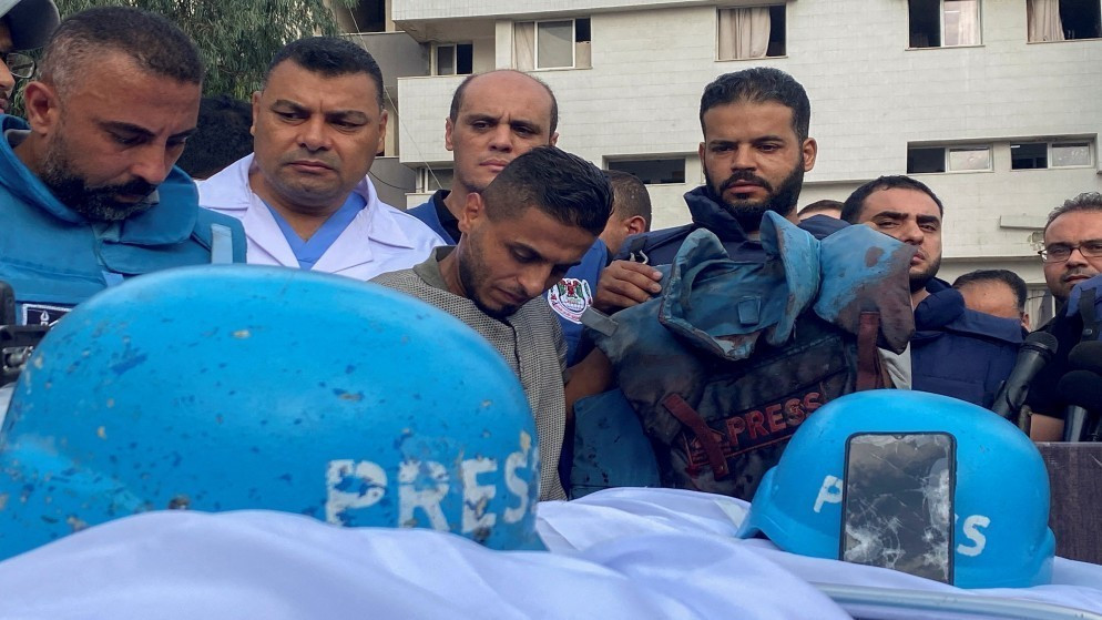 صورة أرشيفية لصحفيين فلسطينيين استشهدا جراء العدوان الإسرائيلي على غزة. (أ ف ب)