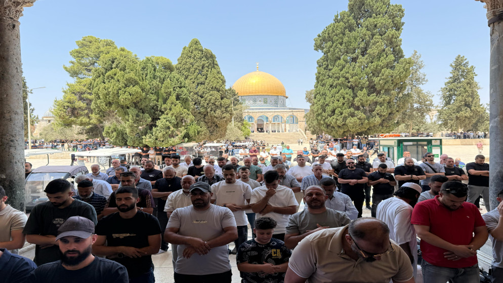 مصلون يؤدون صلاة ظهر الجمعة في باحات المسجد الأقصى.