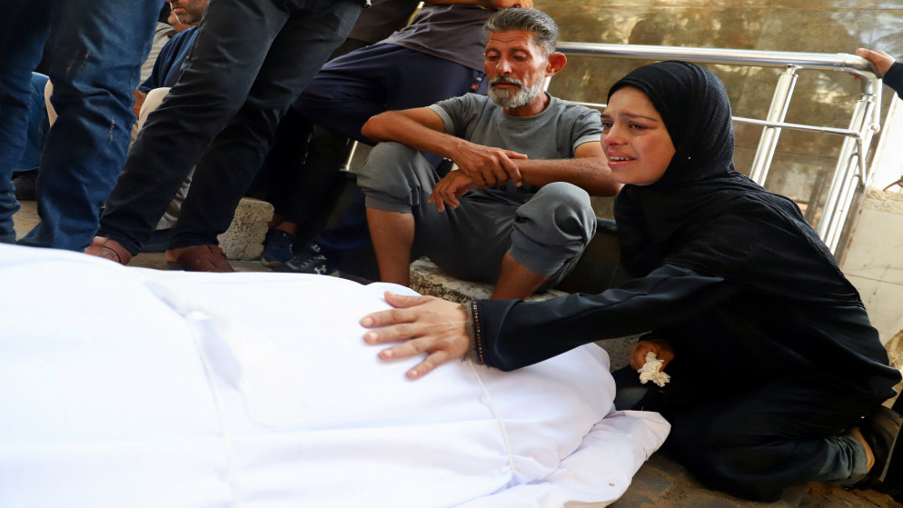 فلسطينيون يودعون شهداء في مستشفى الشفاء في مدينة غزة. 14 آب 2025. (رويترز)