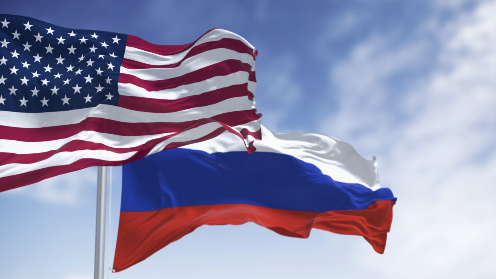 علما روسيا والولايات المتحدة. (istockphoto)