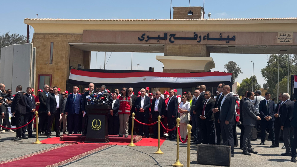 مؤتمر صحفي مشترك لرئيس الوزراء الفلسطيني محمد مصطفى مع وزير الخارجية المصري بدر عبد العاطي من معبر رفح البري من الجانب المصري. (وفا)
