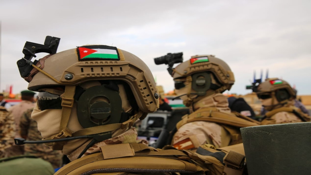عسكريون يرتدون اللباس العسكري.