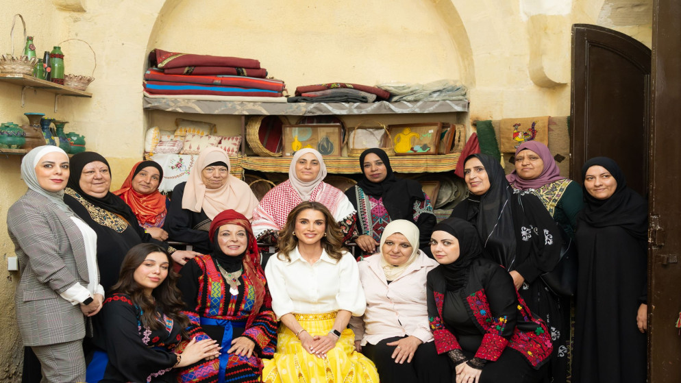 الملكة رانيا العبدالله تزور السلط وتتجول في ساحة العين