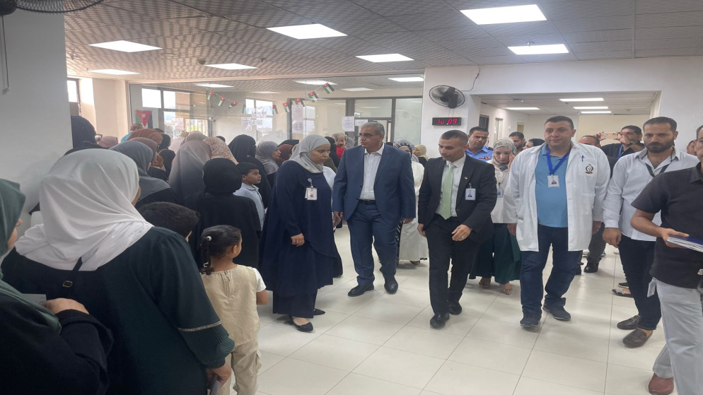 وزير الصحة يزور مستشفى الأمير الحسين الحكومي في البقعة.