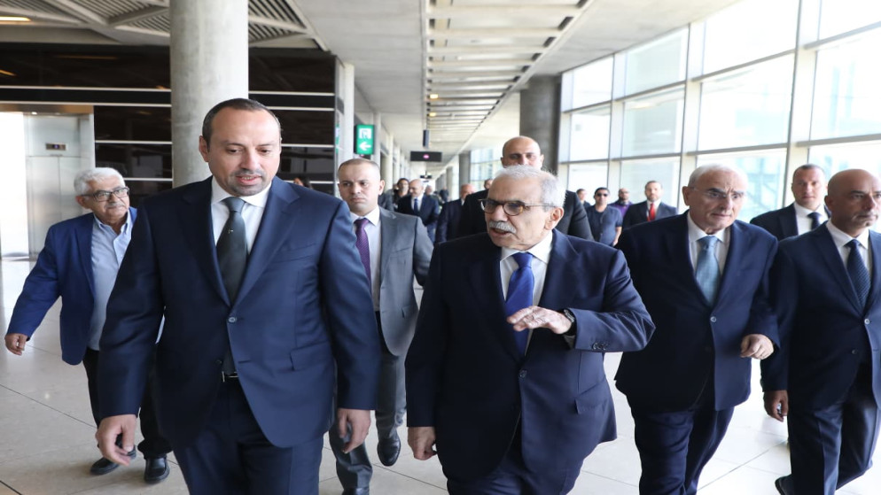 رئيس الوزراء اللبناني يصل الأردن برفقة وزيري الدفاع والخارجية.