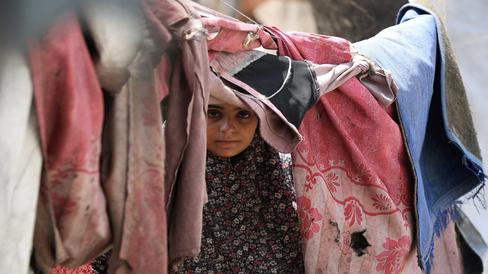 سيدة فلسطينية نازحة في مخيم في مدينة غزة، 17 آب 2025. (رويترز)
