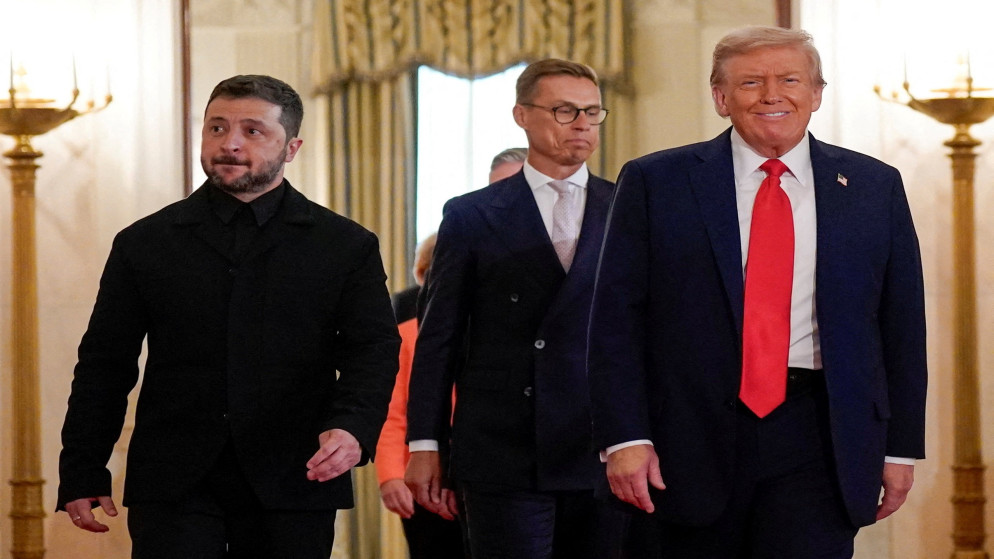 الرئيس الأميركي دونالد ترامب مع الرئيس الأوكراني فولوديمير زيلينسكي يسيرون قبل اجتماع في البيت الأبيض في واشنطن. 18/08/2025. (رويترز)