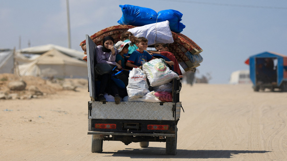 فلسطينيون نازحون من شمال غزة يحملون أمتعتهم في طريقهم جنوبا. 21 آب 2025. (رويترز)