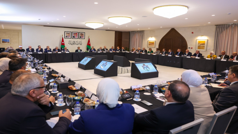 رئيس الوزراء جعفر حسّان خلال اجتماعه بالأمناء العامين للوزارات.