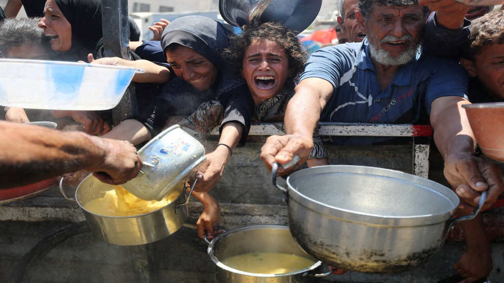 فلسطينيون يحاولون الحصول على الطعام، في مدينة غزة. (رويترز)