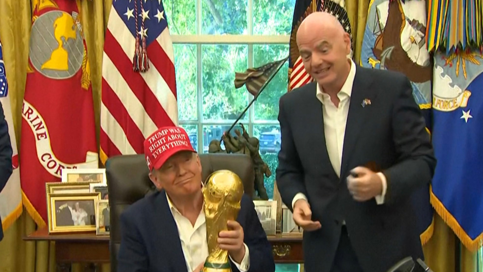 الرئيس الأميركي دونالد ترامب، في المكتب البيضاوي إلى جانب رئيس الاتحاد الدولي للفيفا جاني إنفانتينو. (أ ف ب)